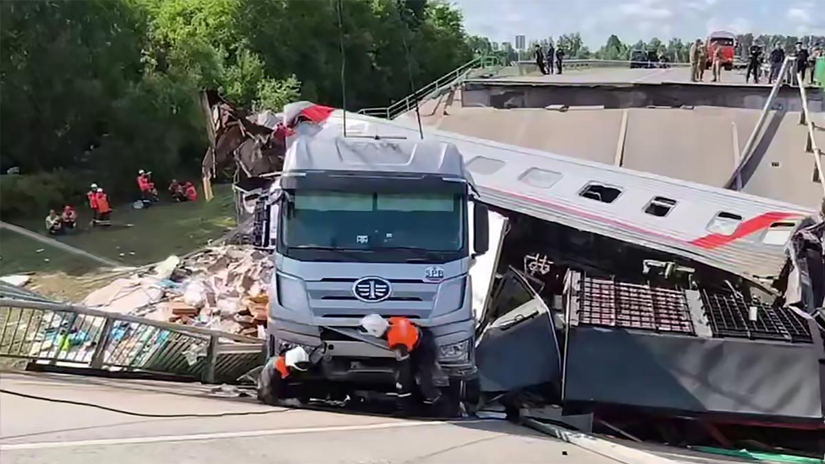 В Брянской области пассажирский поезд сошел с рельсов из-за обрушения моста