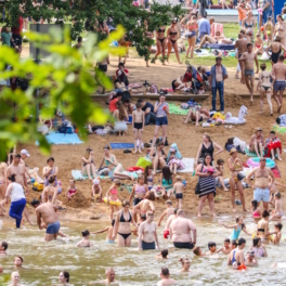 Вода ледяная: купальный сезон на юге России и в Московском регионе начнется почти одновременно
