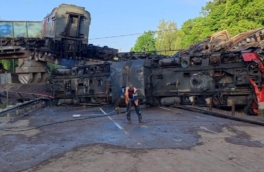 Мост обрушился в Курской области при движении грузового поезда