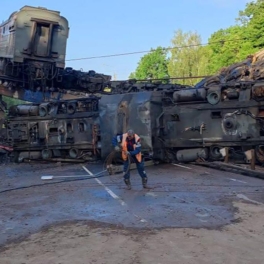 Мост обрушился в Курской области при движении грузового поезда