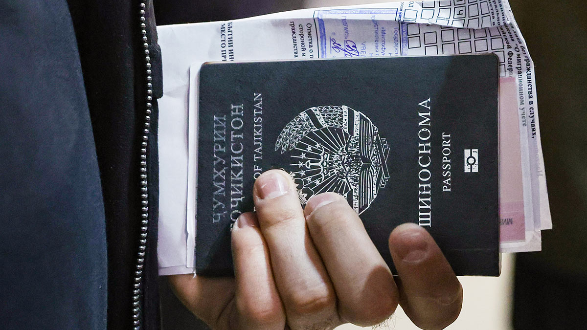 Паспорт гражданина Таджикистана во время проверки документов