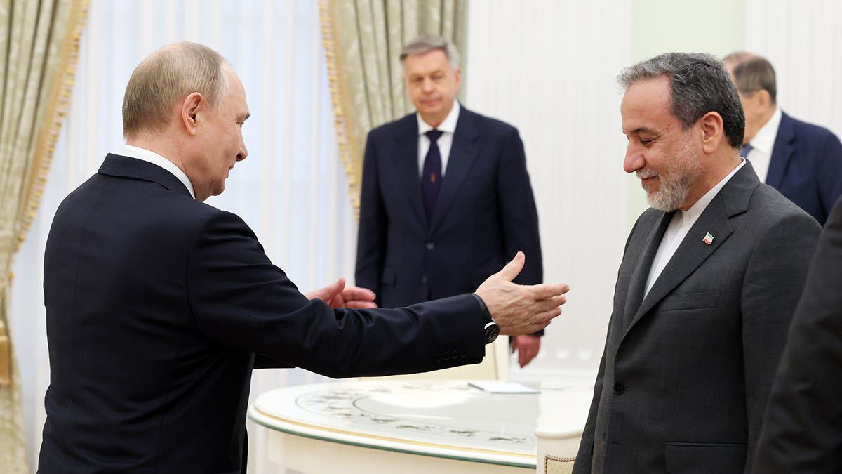 Президент РФ Владимир Путин и глава МИД Ирана Аббас Аракчи провели встречу в Кремле