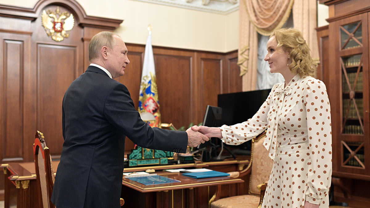Президент РФ Владимир Путин и уполномоченный при президенте РФ по правам ребенка Мария Львова-Белова