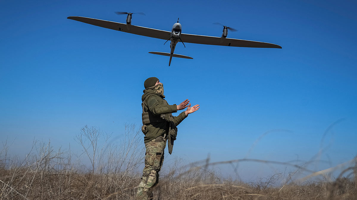 Украинский военнослужащий запускает разведывательный беспилотник