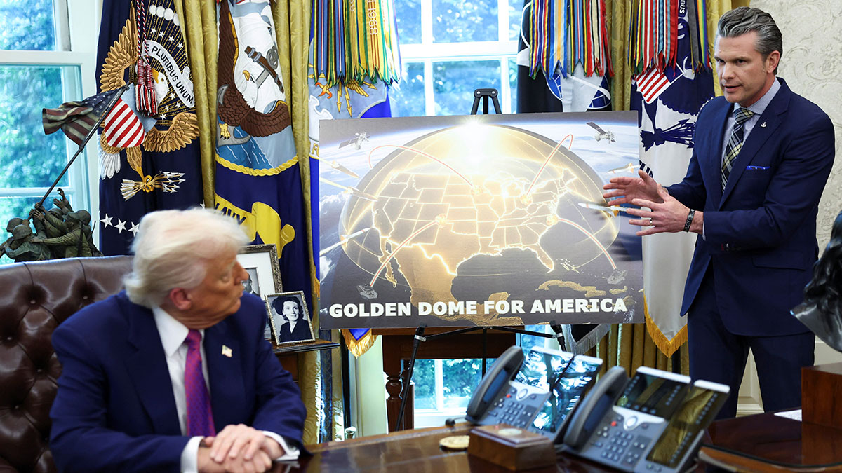 Министр обороны США Пит Хегсет и президент США Дональд Трамп на презентации системы противоракетной обороны "Золотой купол"