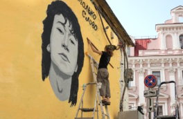Новый портрет Цоя нарисовали на мемориальной стене на столичном Арбате