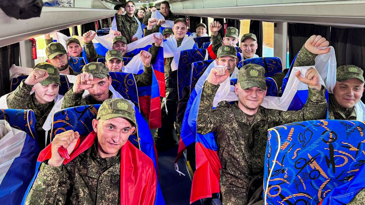 Возвращение российских военнослужащих из украинского плена (архивное фото)