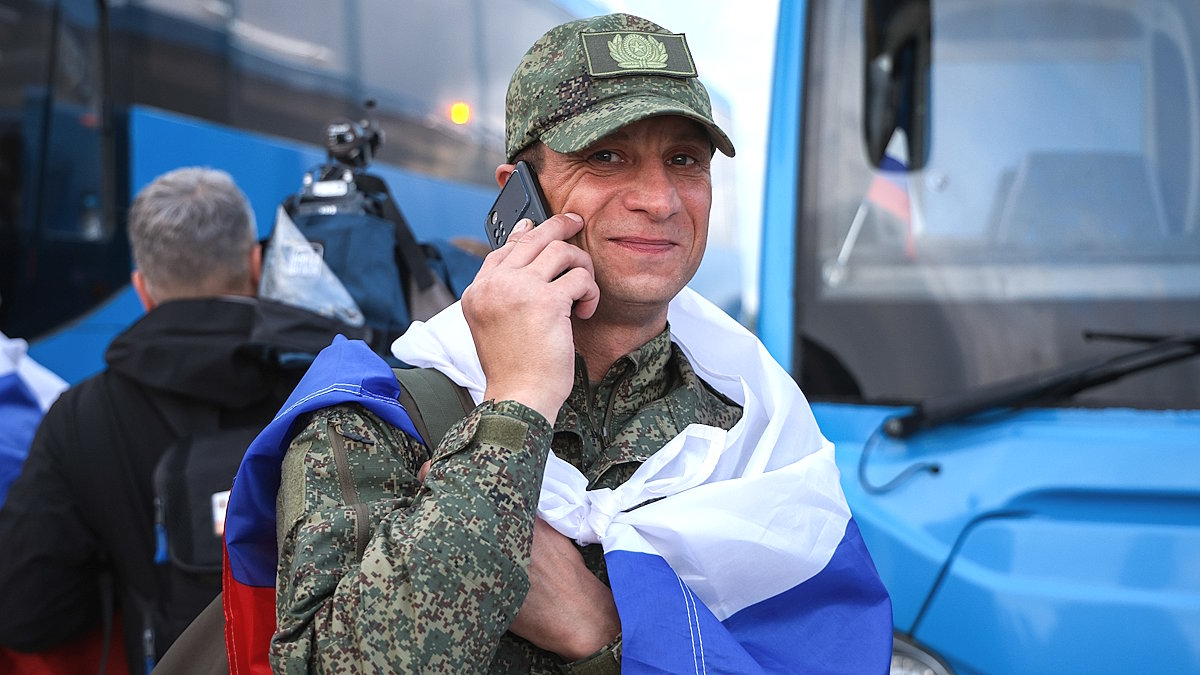 Встреча российских военнослужащих, вернувшихся из украинского плена (архивное фото)