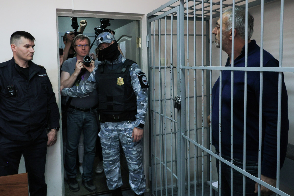 01.07.2025 Бакир Сафаров (справа), проходящий обвиняемым по уголовному делу об убийствах и покушениях прошлых лет в 2001, 2010 и 2011-м годах
