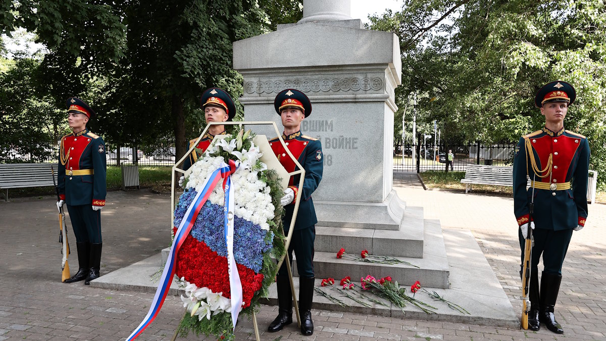 Церемония возложения венка к обелиску "Павшим в Мировой войне 1914–1918 годов" в День памяти российских воинов, погибших в Первой мировой войне