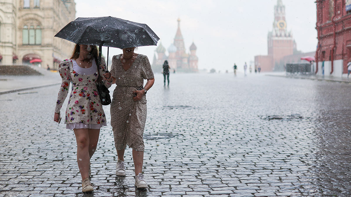 Сегодня с 10:00 и до полуночи местами в Москве ожидается сильный ливень, гроза, крупный град и сильный ветер