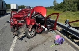 Фура раздавила легковой автомобиль в Подмосковье, погибли три человека