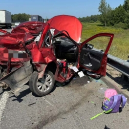 Фура раздавила легковой автомобиль в Подмосковье, погибли три человека