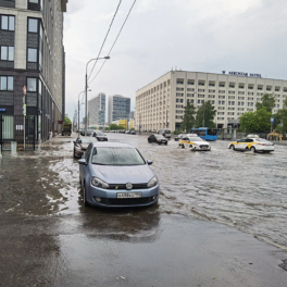 Москва тонет в воде и огне после рекордного ливня: Последствия экстремальных погодных явлений
