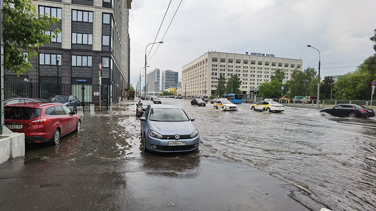 Москва в руинах стихии: потопы, горящие дома, парализованный транспорт после ураганного ливня