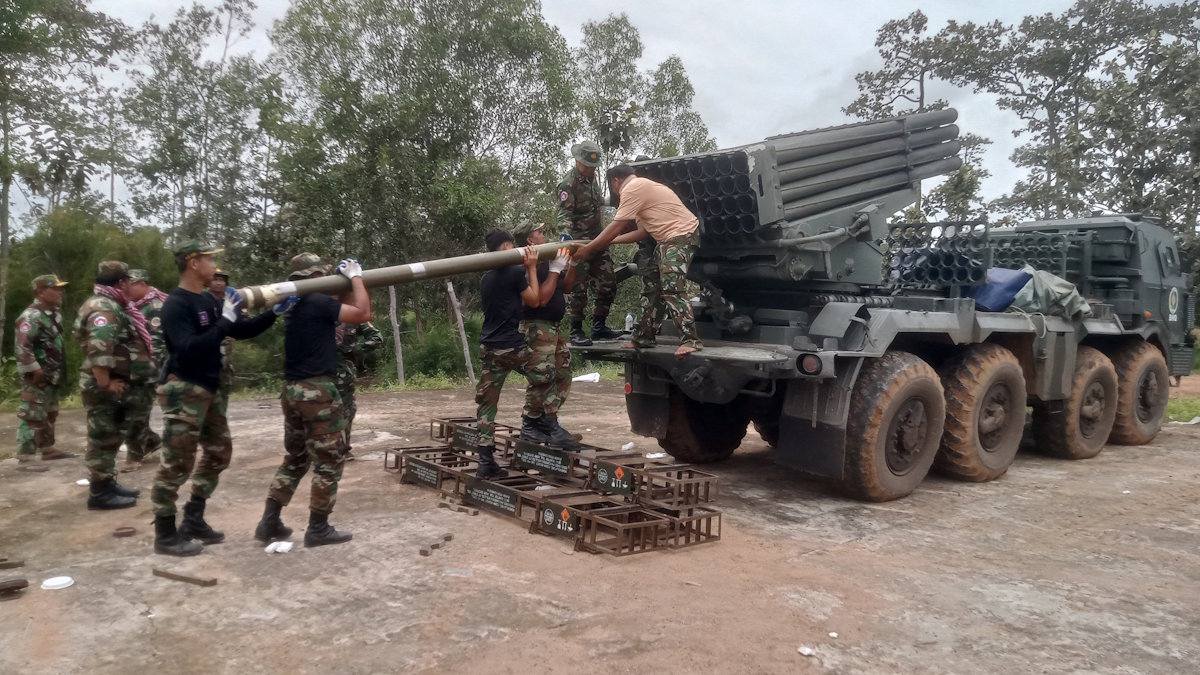 Камбоджийские военнослужащие перезаряжают РСЗО БМ-21 "Град"