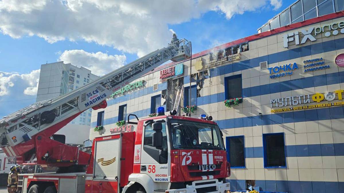 В Москве загорелся фасад ТЦ "Солнечный ветер"