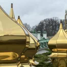 Кесарь против божьего: Украинскую православную церковь власти страны атаковали сразу по трем фронтам