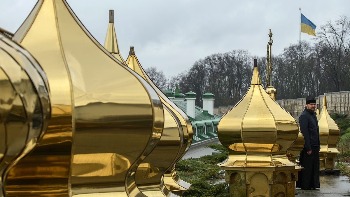 Кесарь против божьего: Украинскую православную церковь власти страны атаковали сразу по трем фронтам