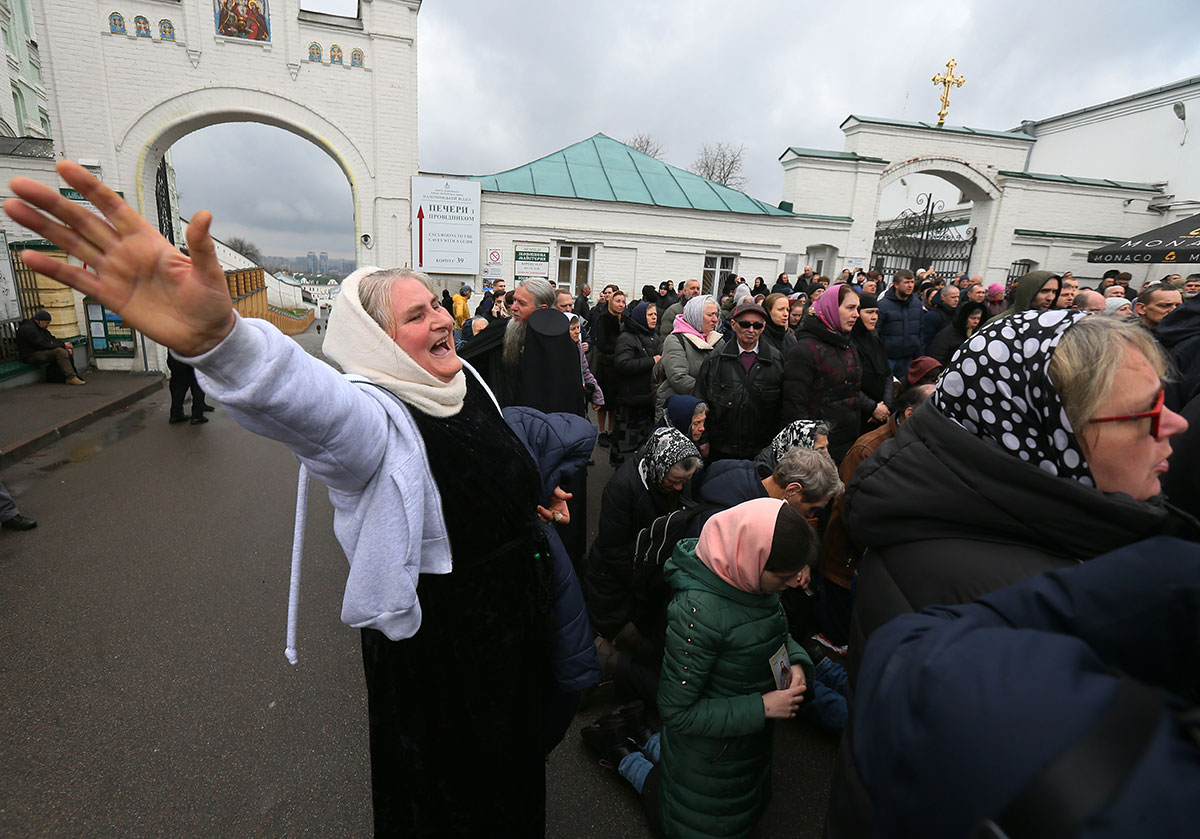 Верующие УПЦ блокируют доступ ко входу в Киево-Печерскую лавру