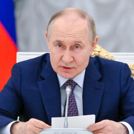 Путин поручил поддержать российский мессенджер