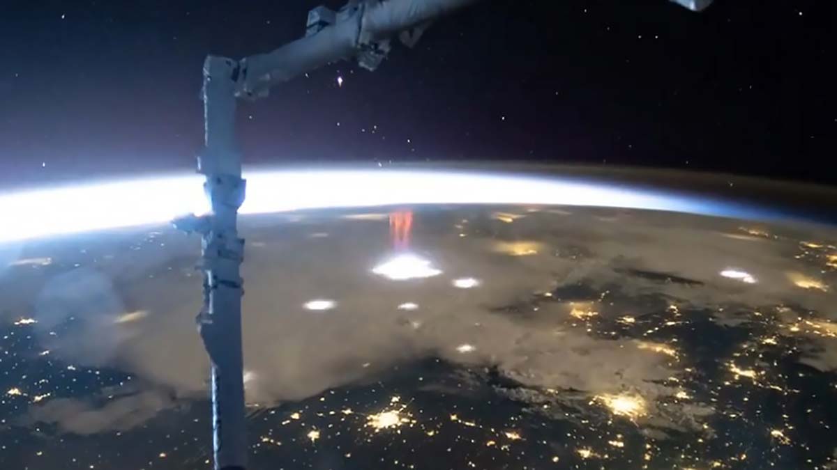 Астронавт NASA Николь Айерс запечатлела редкое атмосферное явление