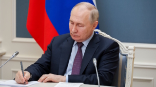 Повышение госпошлин для автовладельцев и право на кредитные каникулы для самозанятых. Какие законы подписал Путин