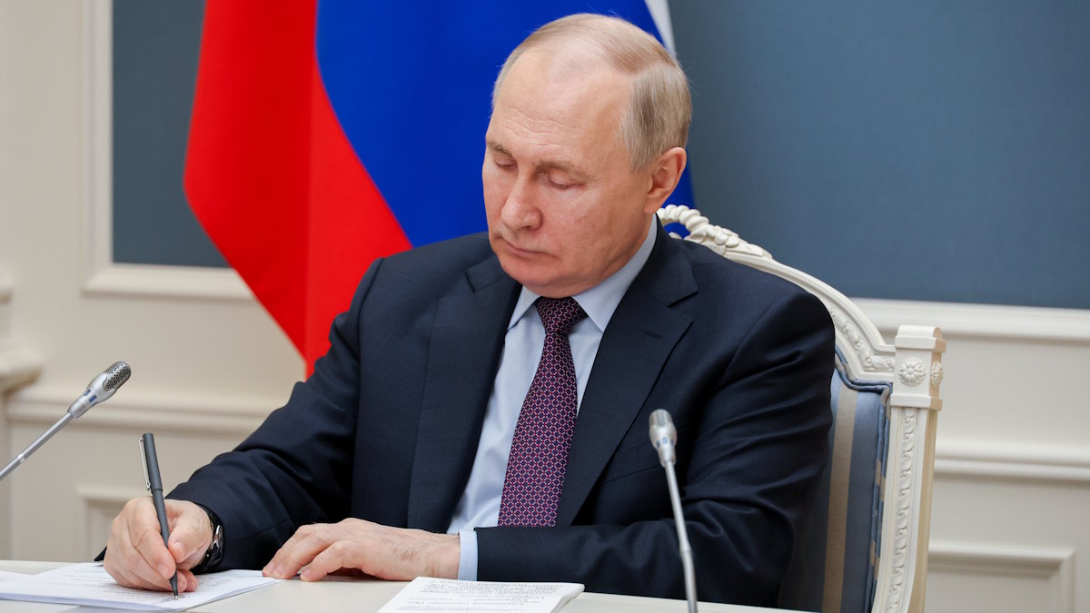 Путин подписал законы о повышении пошлин для автовладельцев и другие