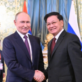 Президент Лаоса подарил Путину слонов