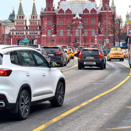 На дорогах Москвы начали использовать новую желтую разметку