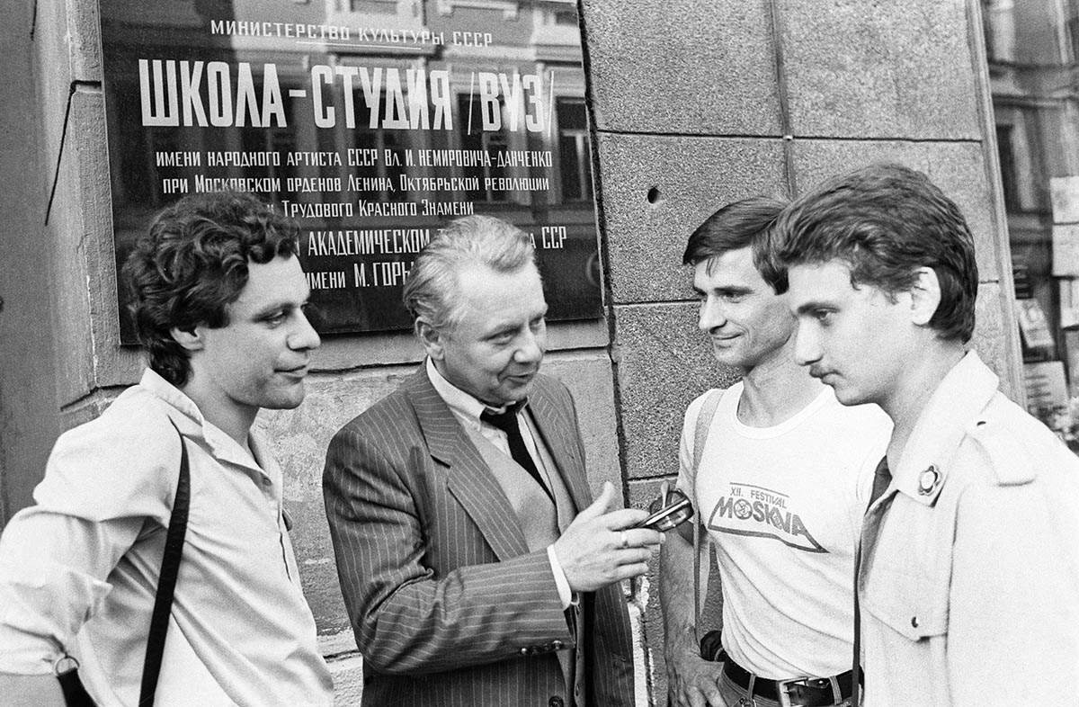 Олег Табаков со своими учениками, 1985 год