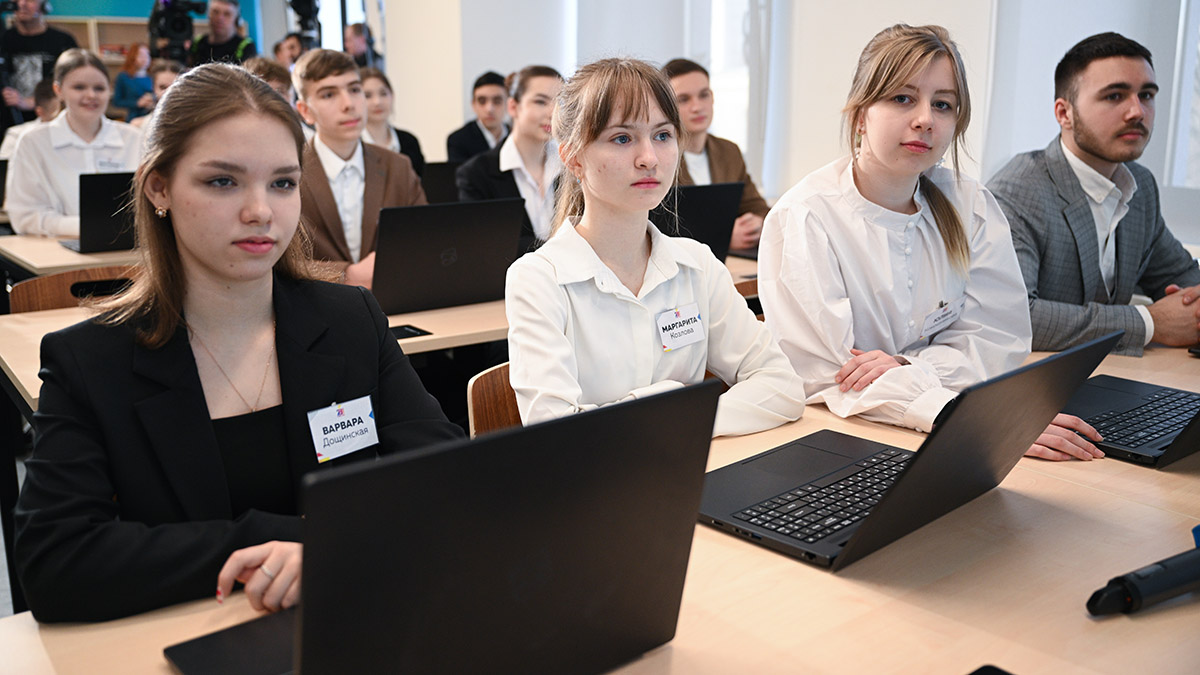 Школьники на всемирной школьной олимпиаде "Великая Победа" в общеобразовательной школе № 281 в Москве