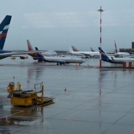 Аэропорты Москвы работают в штатном режиме в условиях ливня