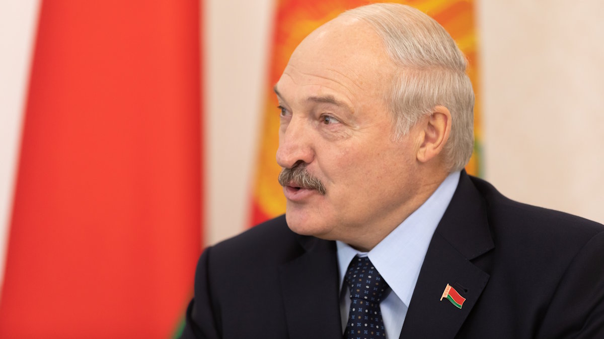 Лукашенко: Украина должна просить Путина сесть за стол переговоров