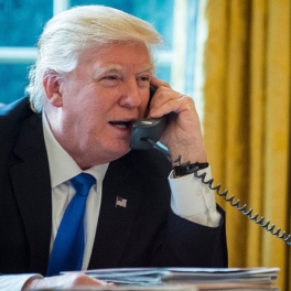 Белый дом сообщил о длительном разговоре Трампа с Зеленским на пути с Аляски