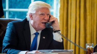 Белый дом сообщил о длительном разговоре Трампа с Зеленским на пути с Аляски