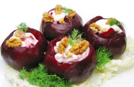Свекла, запечённая с творогом и орехами