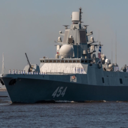 Пятый фрегат проекта 22350 спущен на воду в Санкт-Петербурге