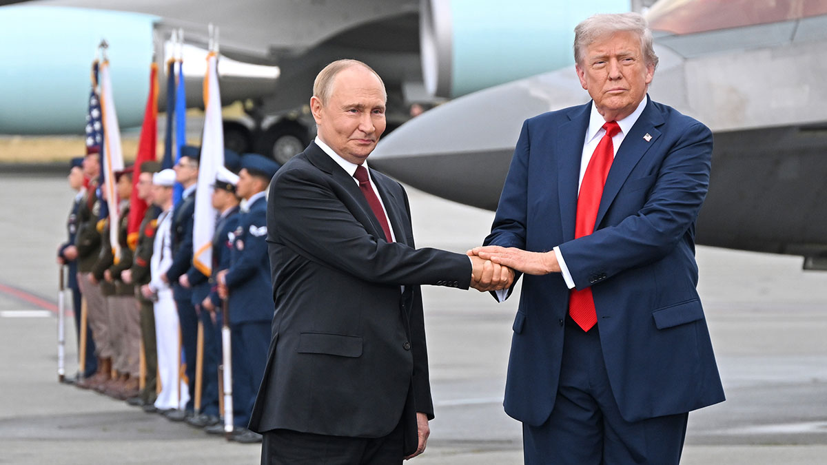 Президент России Владимир Путин и президент США Дональд Трамп на Аляске