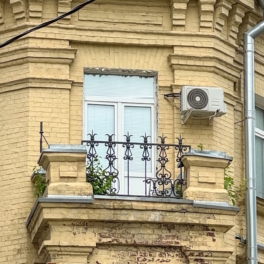 В Минстрое высказались о кондиционерах, установленных на фасадах исторических зданий