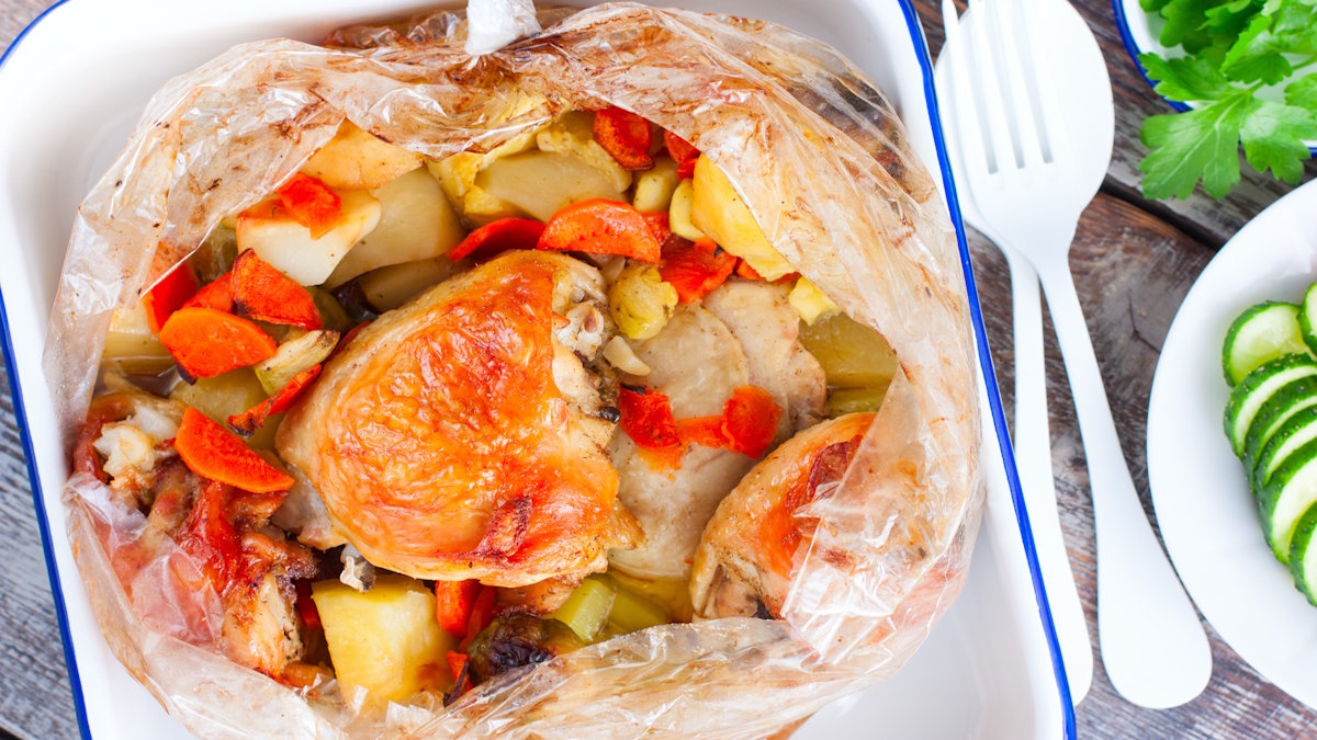 Курица с овощами в рукаве
