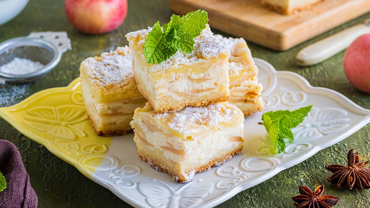Манник с яблоками и творогом