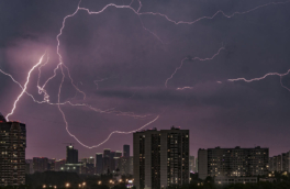 Сильные ливни и грозы накроют Москву до утра четверга