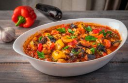 Вкусно и сытно: овощное рагу с баклажанами и кабачками за 20 минут