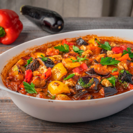 Вкусно и сытно: овощное рагу с баклажанами и кабачками за 20 минут