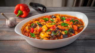 Вкусно и сытно: овощное рагу с баклажанами и кабачками за 15 минут