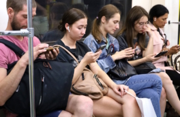 В метро Петербурга объяснили, почему проверяют работу телефонов и ноутбуков у пассажиров