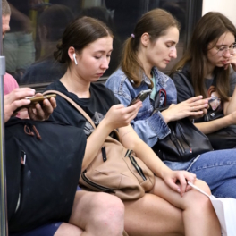 В метро Петербурга объяснили, почему проверяют работу телефонов и ноутбуков у пассажиров