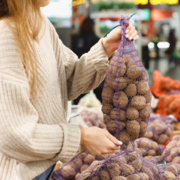 Цены на социально значимые продукты снизились: что и на сколько подешевело