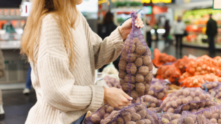 Цены на социально значимые продукты снизились: что и на сколько подешевело